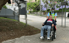 輪椅伯伯搭錯車誤闖沙頭角禁區 獲暖男警察出手相助
