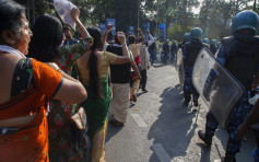 女子合力保护被警员毒打男子片段疯传  成印度抗争运动标志