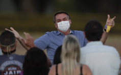 染疫巴西总统自称已康复 摘口罩与支持者玩自拍
