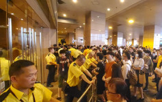 【元朗暴力】數十人包圍港鐵總部抗議 擬轉到九龍灣站不合作運動
