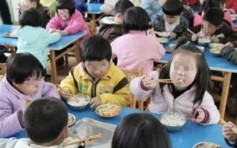 幼稚园老师嫌小朋友吃饭慢要去厕所食 教育局：孩子自愿