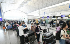 颱風蘇拉．機場直擊︱航班陸續恢復升降  大批旅客排長龍辦登機手續