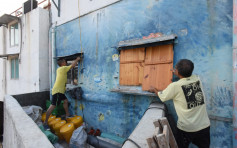 【山竹吹襲】當局鯉魚門建防水板堆沙包防災 村民自救釘木板加固門窗