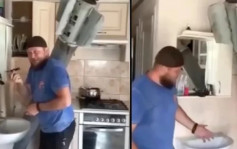  火箭射入家中 乌克兰男子冷静在旁刮胡子