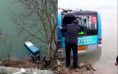 陕西一辆巴士坠入嘉陵江 酿两死两伤