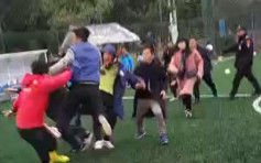 广州青训足球赛前起冲突 家长们围殴两对手教练