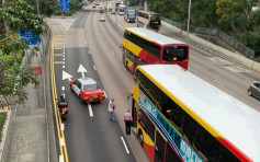 龙翔道机场巴士的士相撞 往荃湾挤塞