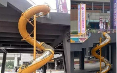 重庆轻铁站设10米高滑梯出站 设体重限制
