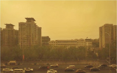 沙塵暴吹襲北京 一度出現泥雨