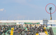 土耳其球迷被禁入球场 租吊臂车半空观赏赛事