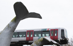 荷蘭高架列車衝出軌道 「鯨魚尾巴」驚險接住