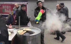 湖南城管带备「配枪」扫荡小贩成笑话