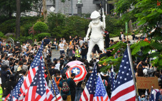 【修例風波】攜美國旗遊行 「香港自治行動」成員冀美助港爭民主