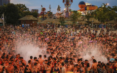 难抵酷热天气　武汉3万人逼爆水上乐园