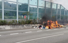 粉嶺公路貨車冒煙  路肩卸下起火雜物