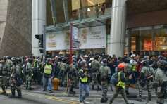 市民朗豪坊商场一带聚集 警截查途人