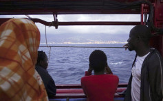 難民船意大利靠岸 422人中8人確診新冠肺炎