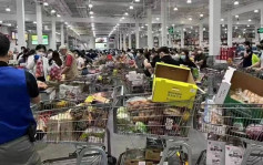 京沪疫情反弹民众囤积食材 超市货架被清空 