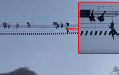 網紅橋︱河南景區鐵索橋翻側遊客吊吊揈  當局：過度晃動導致︱有片