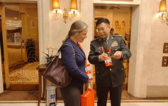 北京香山论坛  解放军中将给美国防长助理送了一件礼