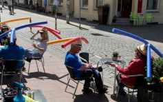 德國咖啡店出奇招 七彩浮條帽保持社交距離