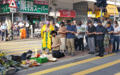 大埔广福道封闭 亲友㩦香烛冥镪到场拜祭车祸死者