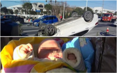 扬州两车相撞　车内新生婴险被抛出车外