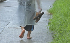 【维港会】儿子落雨坚持踢拖回校 老师罚不准著鞋港妈忧：会否太严