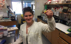 美學生發現「食塑」細菌 為解決塑膠垃圾問題起大作用