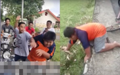 印尼12岁男孩卖咖哩角养家被8少年欺凌 获省长赠奖学金