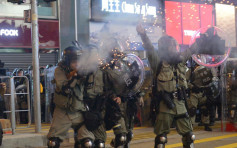 【旺角遊行】警旺角向示威者施放催淚煙 旺角匯豐外曾舉黑旗