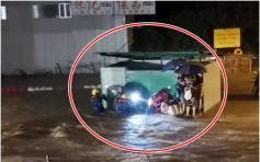 【红雨为患】大水涌入粉岭李屋村 水深及胸消防拉绳救人