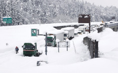 日本新潟雪災多人傷 上千車輛被困駕駛者喝融化雪水解渴