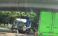 貨車疑跣胎撞橋躉 車頭嚴重損毀