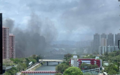屯門醫院對開橋底貨倉起火 傳出多次爆炸聲