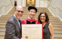 朱克伯格獲頒哈佛榮譽博士　fb留言「取回我的學位」