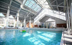 日本泳池解禁塗防曬霜下水 水質無受影響