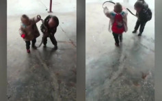 2名湖南小孩捉1米长活蛇玩耍 网民：太危险了