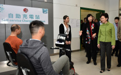 維港會:林鄭一日走三場 參觀全港首次引入的「充電單車」