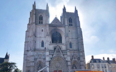 法国南特15世纪教堂起火 当局派近百消防员扑救