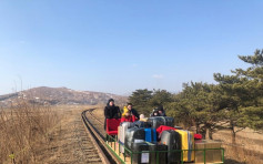 北韓為防疫關邊境 俄外交官推車步行逾1公里回國