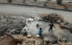 叙利亚内战︱儿童苦中作乐弹坑作泳池   暂忘战火之苦