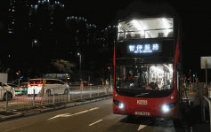 屯门青山公路巴士私家车相撞 至少10人受伤