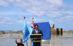 呼吁应对气候变化 图瓦卢外长站海水中演说：国家快被淹没