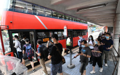 【海高斯远离】市民「落波」后赶返工 红隧巴士站排长龙