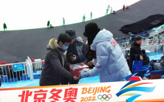 北京冬奥│闭幕式观众入场 排队抢购「冰墩墩」