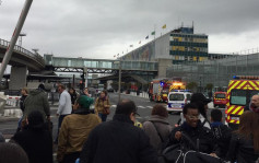 巴黎机场男子图抢士兵枪遭击毙　旅客须紧急疏散