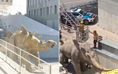 西班牙恐龍雕塑離奇出現男屍 竟是撿手機惹的禍