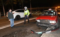 灣仔的士失控越對面線 釀3車相撞4人傷