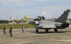 法国海军七架战机紧急降落印尼机场